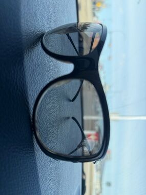 Versace sunglasses, very light scratching doesn’t affect vision
Tight fit